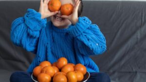 Мандарини і дитина