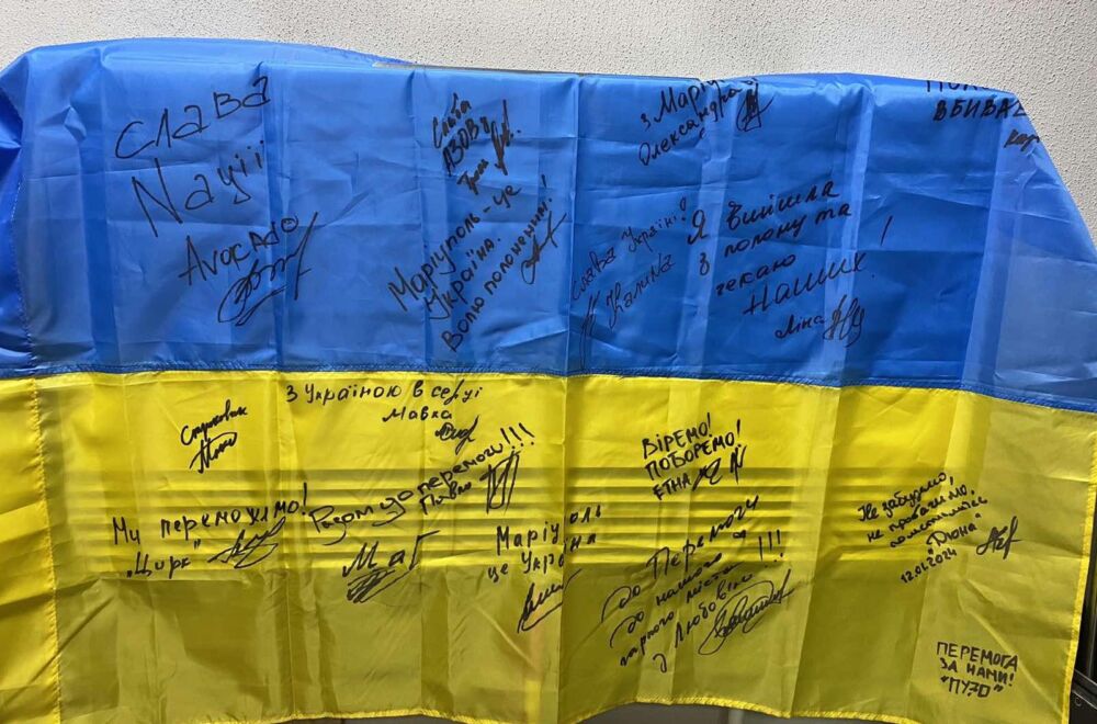 прапор України, підписаний захисниками Азовсталі