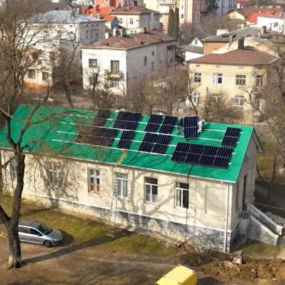 встановлюють сонячну електростанцію