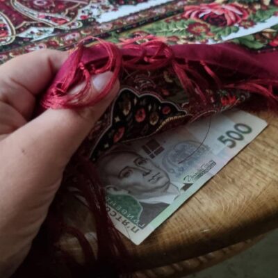Гроші під скатертиною