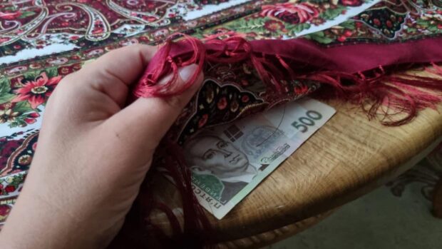 Гроші під скатертиною