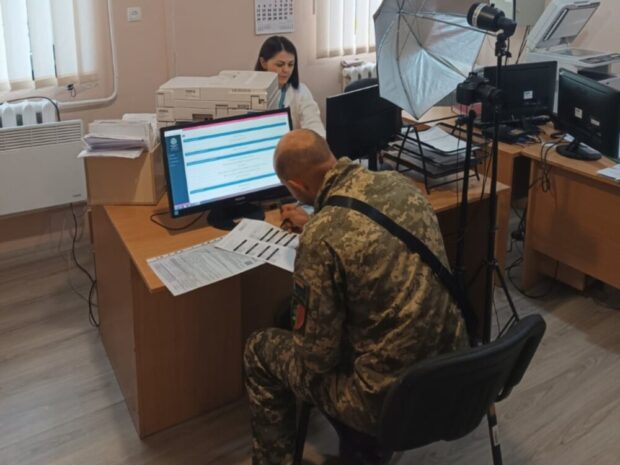 після полону відновив закордонний паспорт