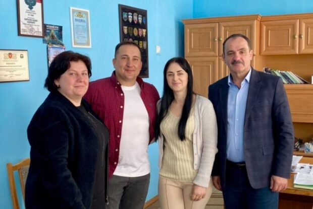 прийомна сім'я