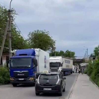 фура врізалась у міст