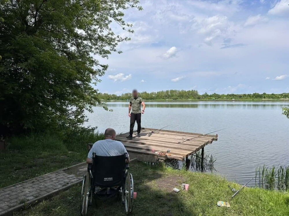 військові на риболовлі
