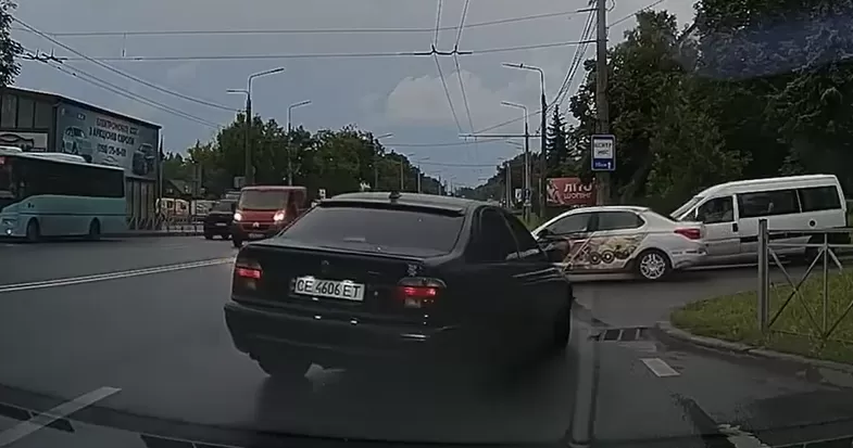 водій