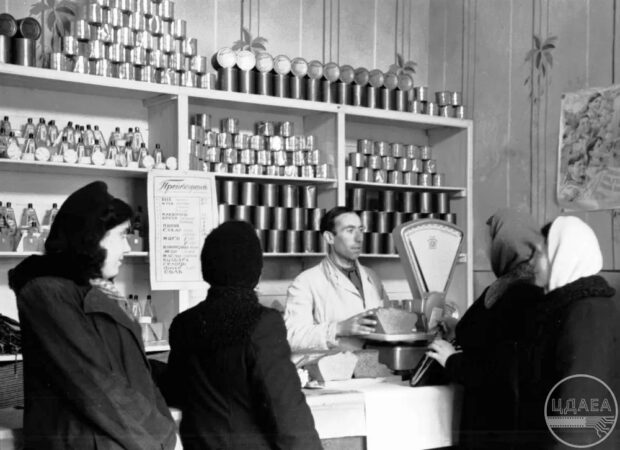 Внутрішній вид нового продовольчого магазину на вул. А. Міцкевича в м. Тернополі. 2 квітня 1947 р