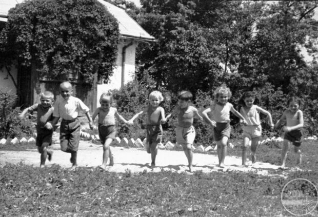 Вихованці Козівського дитячого садка під час гри. Тернопільська область, 15 червня 1947 р