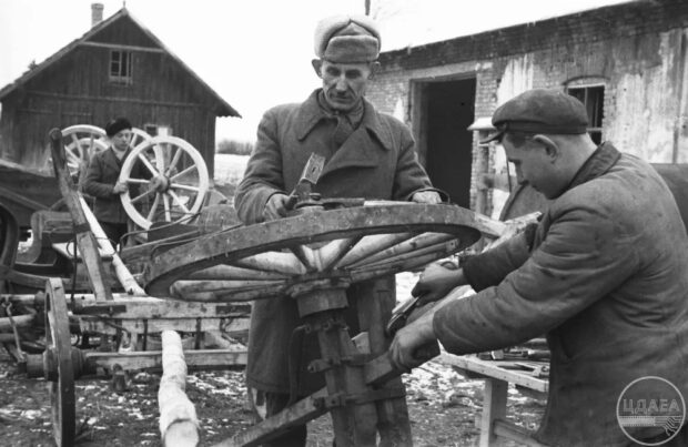 Ковалі Гримайлівського райпромкомбінату С. А. Сиргинський та В. І. Путинський ремонтують сільськогосподарський інвентар.