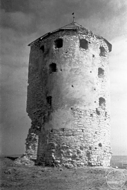 Порохова вежа Скала-Подільського замку. Березень–квітень 1944 р.