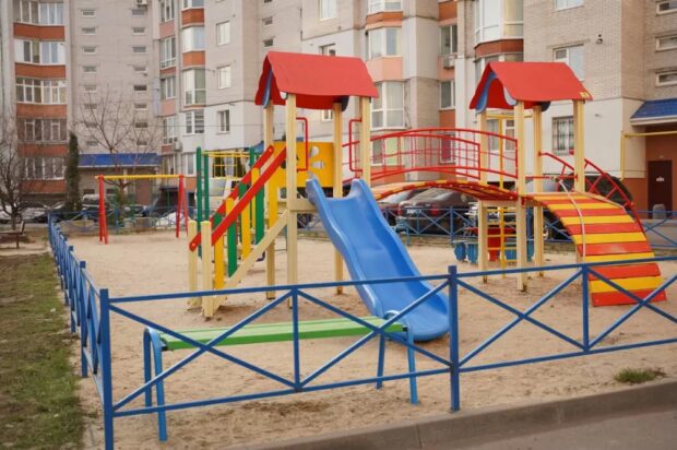 дитячий майданчик