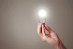лампочка у руці