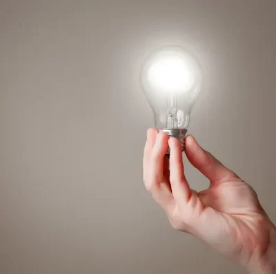 лампочка у руці