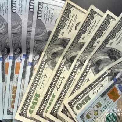 долари