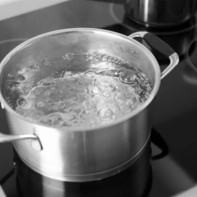 кип'ячена вода в каструлі