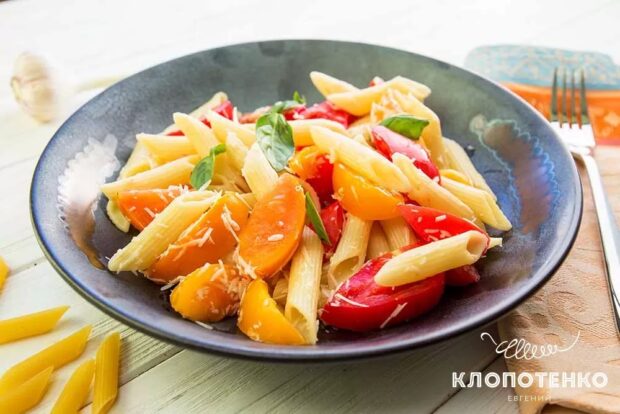 Класична паста з томатами та сиром