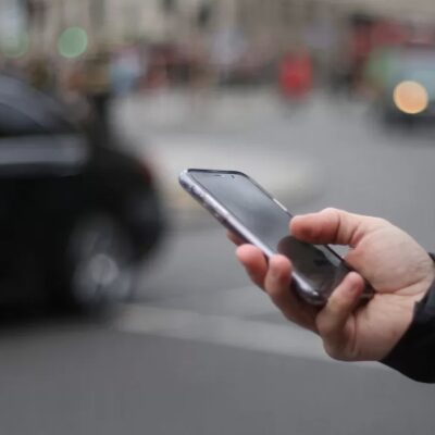 людина дзвонить по телефорну