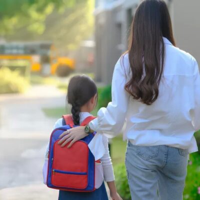 учні йдуть в школу