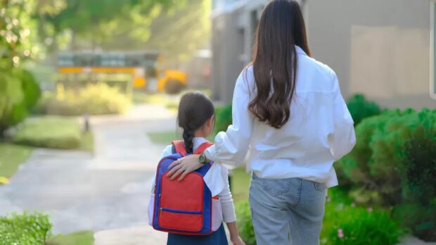 учні йдуть в школу