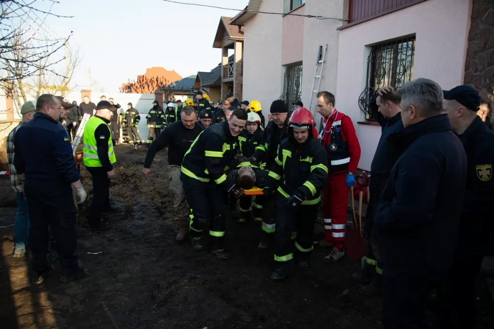 засипало грунтом