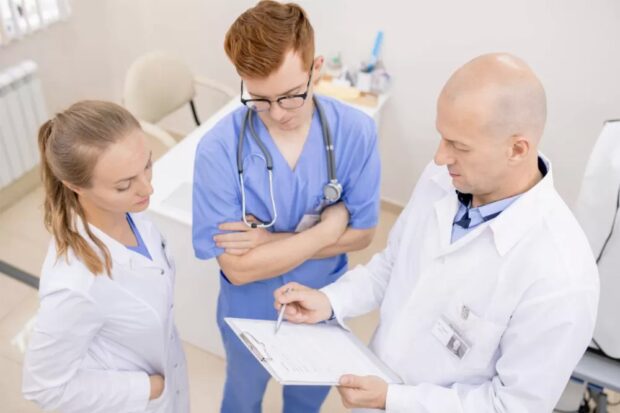 лікар-інтерн