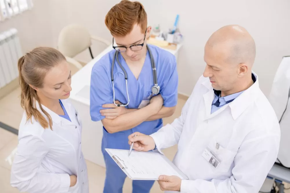 лікар-інтерн