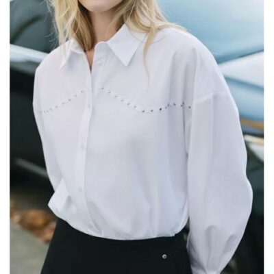 Жінка в білій блузі та спідниці