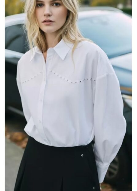 Жінка в білій блузі та спідниці