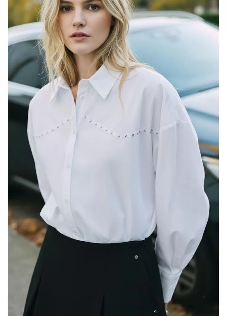 Жінка в білій блузі та спідниці