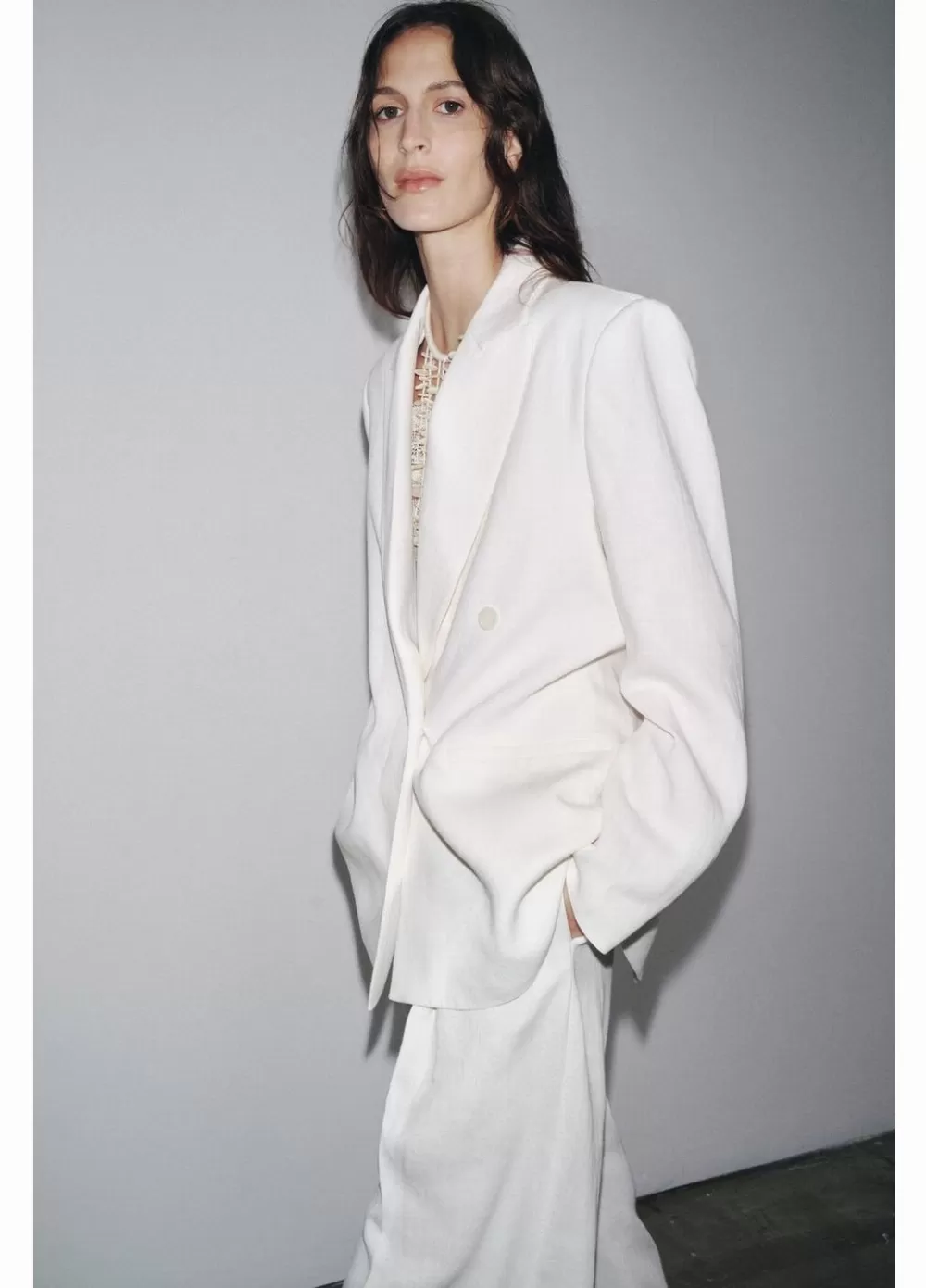 Жінка модель у білому піджаку з льону