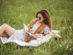 дівчина яка читає книгу літом