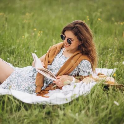 дівчина яка читає книгу літом