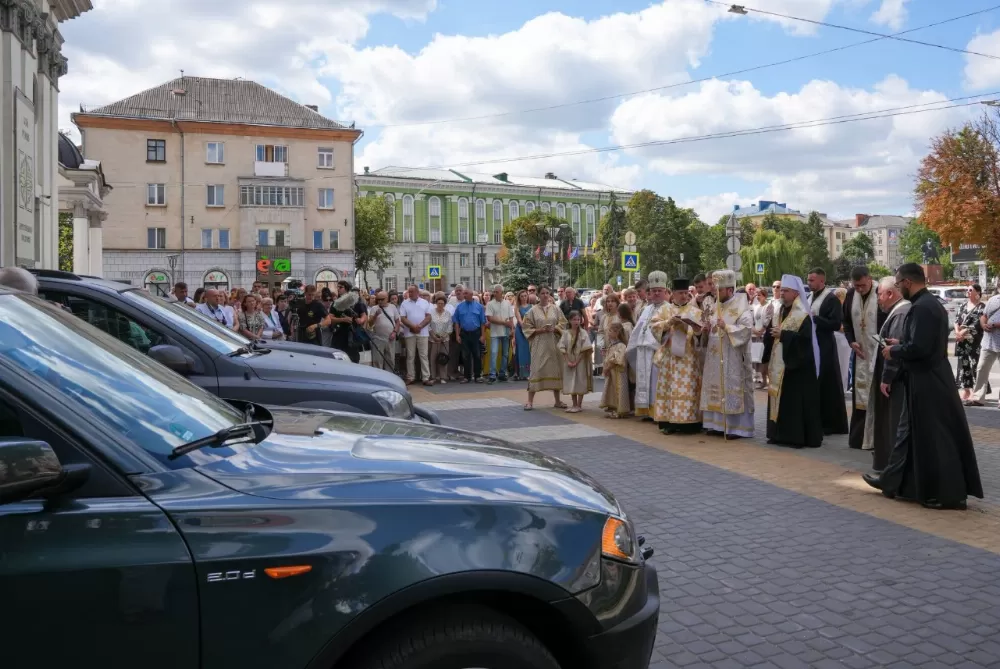 кардинал Микола Бичок освячує авто