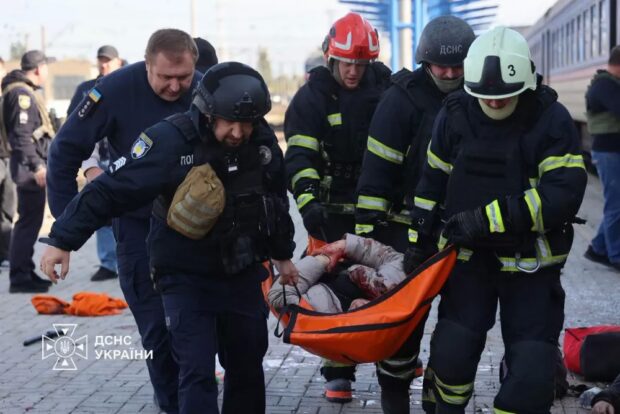 Російський дрон ударив по вокзалу в Дніпрі: є загиблі та поранені